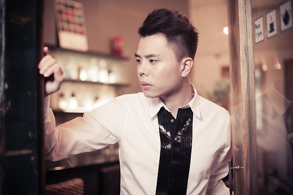 Trịnh Thăng Bình: “Mẫu người vợ lý tưởng của tôi là một người phụ nữ thật thà, điềm đạm, thông minh và hiền lành. Điều này hơi khó tin, nhưng tôi thích người con gái có tính tình tốt hơn là ngoại hình xinh đẹp”.