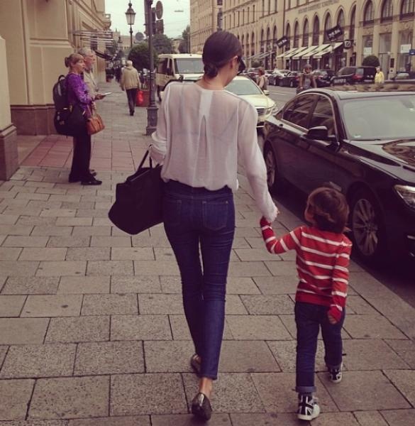 Người đẹp và con trai Flynn đang du ngoạn ở Châu Âu.