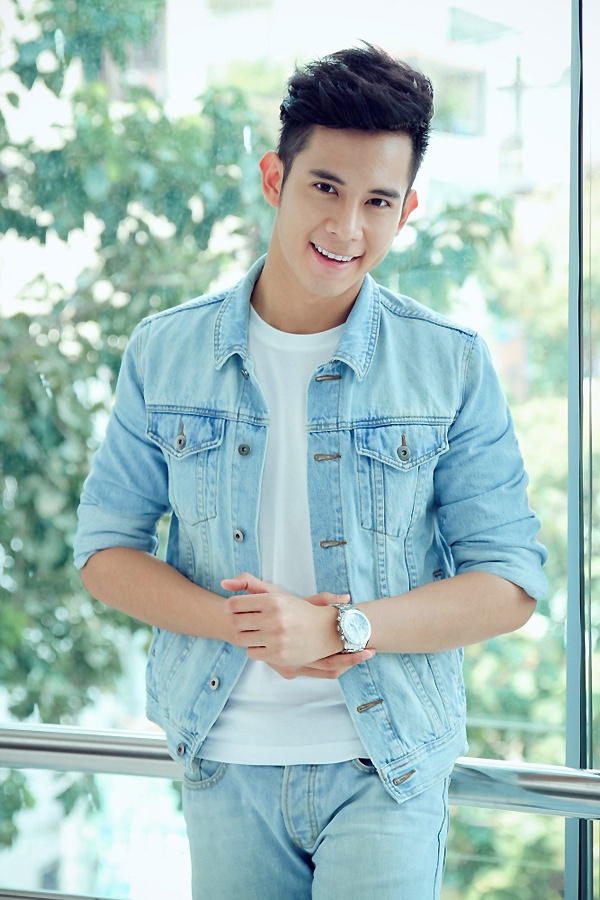 Hồ Vĩnh Khoa: Gần đây, trên trang cá nhân, nam diễn viên chính của phim Hot boy nổi loạn đã có những dòng chia sẻ về hình mẫu người phụ nữ anh chọn. Cụ thể, Hồ Vĩnh Khoa viết: “Trước giờ trả lời phỏng vấn người yêu lý tưởng như thế nào thì thường nói trăng nói hoa nhưng thật ra đơn giản là người thích xem, nghe được hết đống phim và danh sách nhạc mình chọn”.