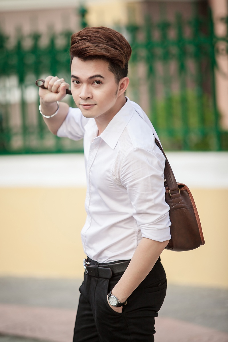 “Dù biết tình yêu do con tim dẫn dắt song nếu tôi có thể chọn lựa hoặc điều khiển, tôi muốn vợ mình không hẳn làm trong giới nghệ thuật vì như thế sẽ không có ai quán xuyến gia đình” – Giọng ca Bay giữa ngân hà chia sẻ thêm.