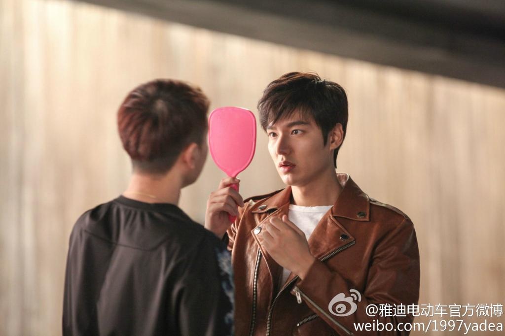 Lee Min Ho khoe ảnh soi gương - sở thích quen thuộc của anh.