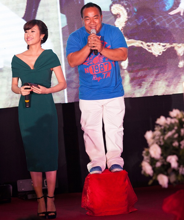 Chàng diễn viên Hiếu Hiền nhí nhảnh đứng lên ghế để có thể cao hơn MC nữ bên cạnh khi dẫn chương trình đám cưới của người bạn Tuấn Hưng.