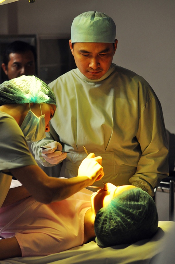 Tuy nhiên trong quá trình phẫu thuật, gặp sự cố đến tính mạng. Vì muốn tránh bị phát hiện, tay bác sĩ Quân (Chi Bảo) cùng người vợ (Thân Thúy Hà) quyết định đem tẩu tán xác Bella. Mọi việc tưởng như êm xuôi cho tới một ngày họ bất ngờ bắt gặp Bella trở lại như từ cõi chết trở về. 