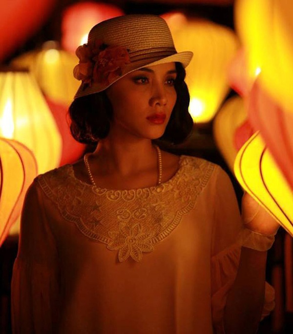 Để thực hiện những cảnh quay rùng rợn, người đẹp Trang Nhung phải trải qua hàng giờ hóa trang thành xác chết bị cháy xém. Những hình ảnh hậu trường của bộ phim được tiết lộ không khỏi gây ấn tượng và sự tò mò với khán giả. Là đạo diễn của nhiều phim ăn khách, Victor Vũ tiếp tục được người xem kỳ vọng trong tác phẩm mới này.