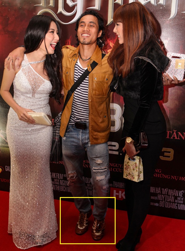 Trên thảm đỏ sự kiện ra mắt bộ phim Mỹ nhân kế, ca sĩ Anh Khoa vịn vai, kiễng chân bên người tình màn bạc Diễm My và chân dài Ngọc Quyên. Hành động này của Anh Khoa khiến 2 người đẹp cao ráo cười thích thú.