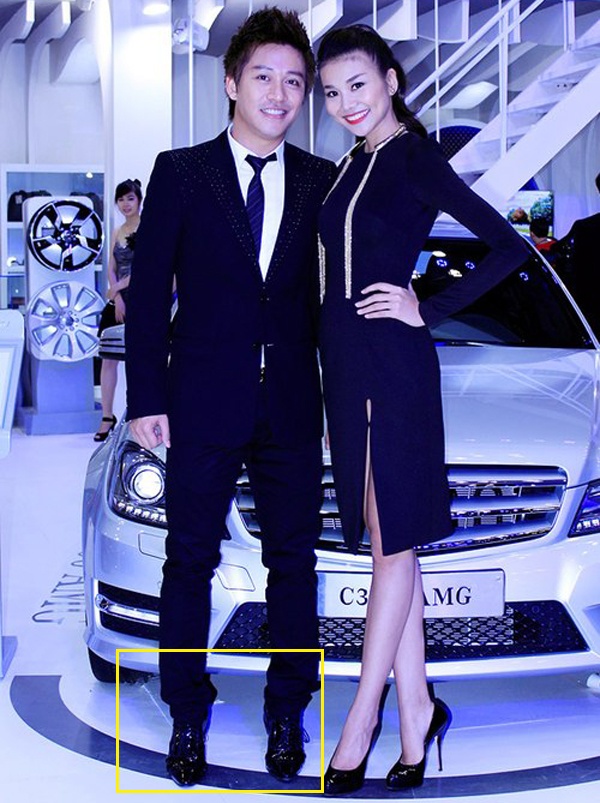 Vẻ hào hoa của Tuấn Hưng ít ai sánh bằng nhưng giọng ca nam tính lại khiêm tốn về khoản chiều cao. Đứng cạnh chân dài Thanh Hằng trong một sự kiện nhãn hàng, anh phải kiễng chân mới có thể cao hơn cô.