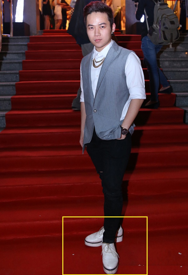 Trong sự kiện Elle Music mới đây, nhà thiết kế Chung Thanh Phong mang theo đôi giày trắng với phần đế dày dễ nhận ra. 
