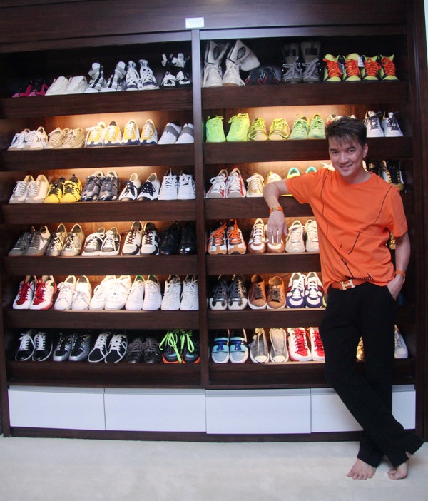 Khi để chân trần, vóc dáng khiêm tốn của Mr Đàm lộ rõ. Nam ca sĩ sở hữu tủ giày với nhiều kiểu dáng, màu sắc ăn ý với trang phục đồng thời có nhiệm vụ tăng chiều cao cho chủ nhân. 