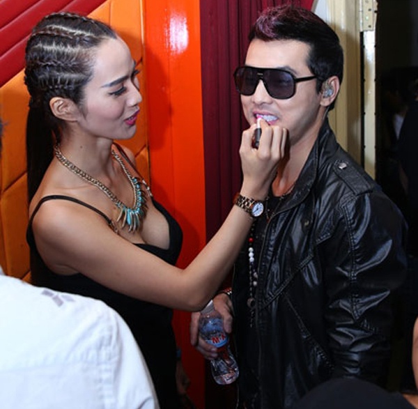 Trong một đêm diễn, Kim Cương tranh thủ chỉnh màu son cho người yêu điển trai. Cặp đôi không ngại thể hiện những cử chỉ âu yếm với nhau ở những nơi đông người. Bà mẹ 1 con Kim Cương được ví như hậu phương vững chắc cho cựu thành viên 1088.