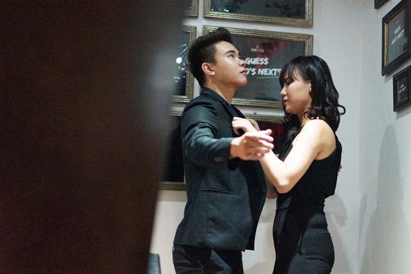 Top 3 idol Đông Hùng ngoan ngoãn để bạn gái Phương Linh chỉnh lại bộ vest trước khi anh lên biểu diễn ở một phòng trà. Hai ca sĩ thành đôi sau khi cùng tham dự Vietnam Idol 2014 và từ đó luôn sát cánh trong nhiều buổi diễn.