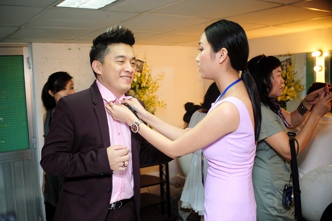 Thời gian gần đây, vợ sắp cưới 9x của Lam Trường là cựu hot girl Yến Phương luôn đồng hành cùng anh trong công việc. Đã thoải mái công khai mối quan hệ, Yến Phương tự tin xuất hiện trước nơi đông người để ủng hộ tinh thần cho nam ca sĩ. Mới đây tại hậu trường Khoảnh khắc Vàng, Lam Trường cười rạng rỡ khi được bạn gái chăm chút tỉ mỉ. 