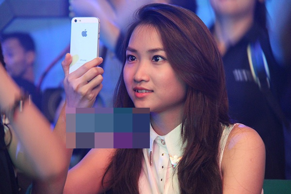 Khi chồng sắp cưới lên sân khấu, Yến Phương ngồi dưới chăm chú ghi lại màn trình diễn của anh.  