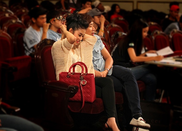 Thời còn mặn nồng Mai Hồ luôn song hành với người yêu Trấn Thành tại các chương trình mà bạn trai tham dự, cô thường ngồi dưới hàng ghế chăm chú theo dõi người yêu. 