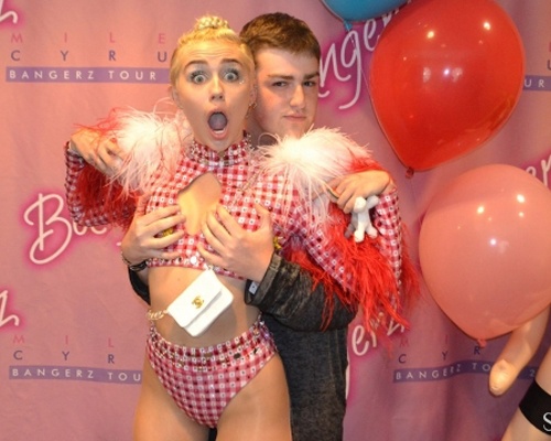 Miley Cyrus de fan nam 'kham' co the hinh anh