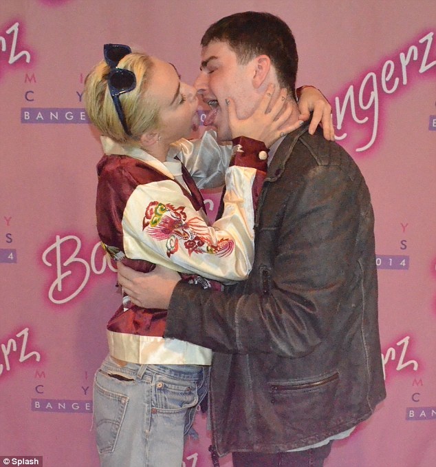 Bức ảnh khá táo bạo của nữ ca sĩ và người hâm mộ.