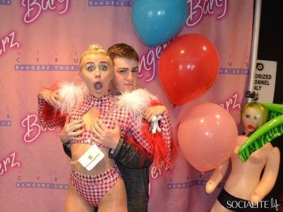 Miley để fan nam chạm ngực.