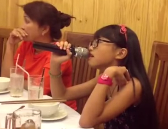 Clip Phuong My Chi hat Vong co buon hinh anh