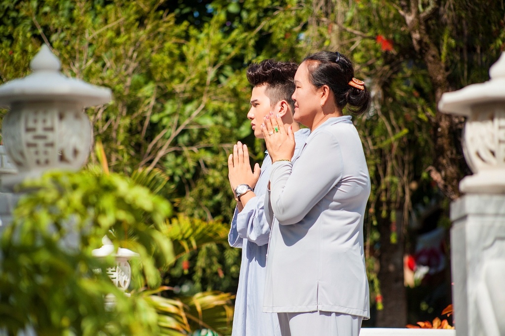 Vừa qua, giọng ca Tôi muốn được hẹn hò đã tranh thủ thời gian đưa mẹ lên chùa Pháp Võ (huyện Nhà Bè, TP.HCM) nhân dịp lễ Vu Lan.