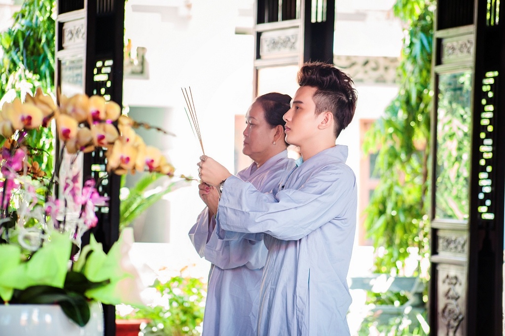 Hai mẹ con cùng thắp hương, lạy Phật để cầu mong sức khỏe, bình an cho gia đình và người thân.