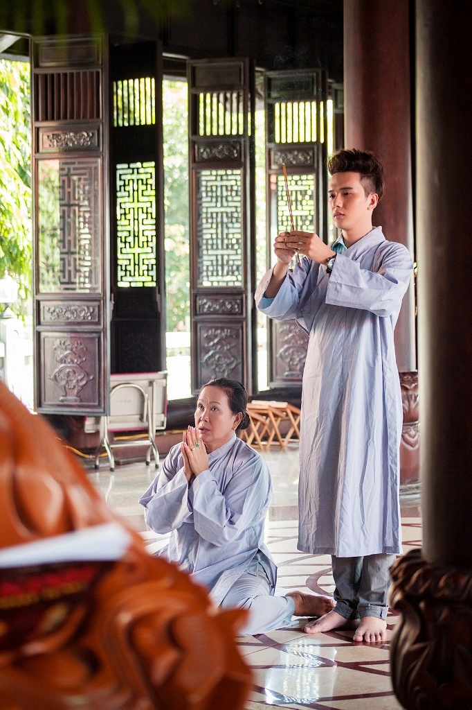 Chàng ca sĩ trẻ sinh năm 1993 không quên cầu nguyện cho chặng đường âm nhạc sắp tới của bản thân được suôn sẻ, thuận lợi hơn. 