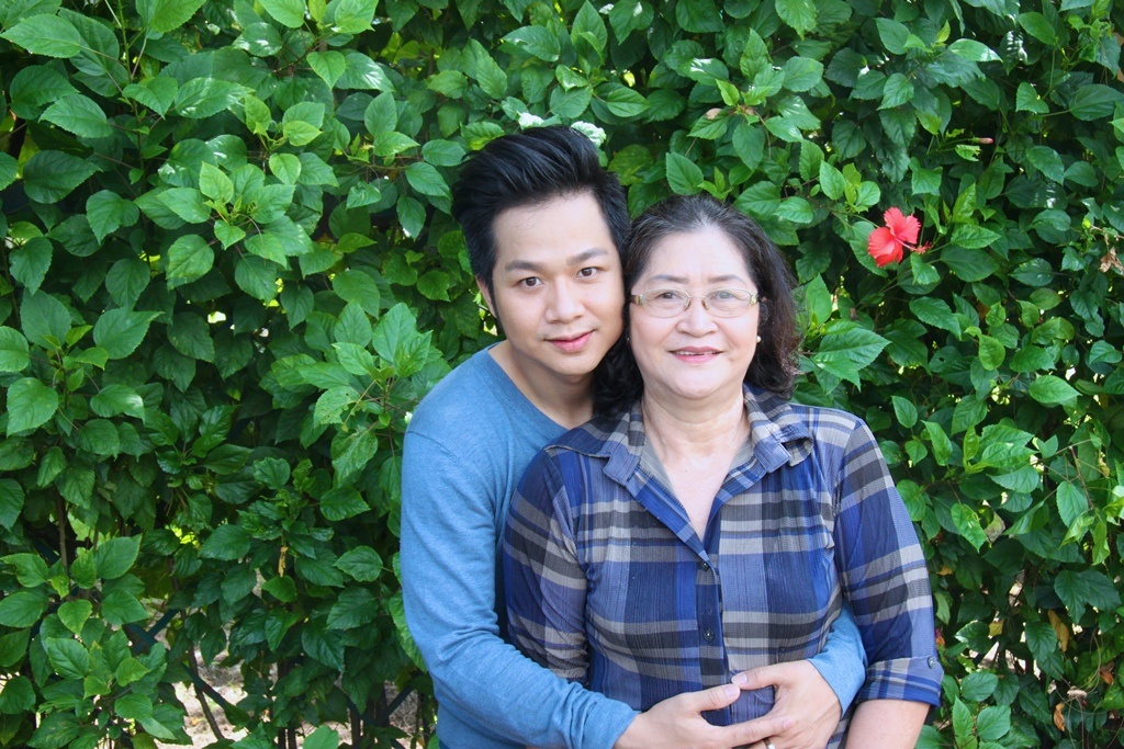 Một số hình ảnh trong buổi lên chùa thắp hương và thả cá phóng sinh của ca sĩ Quách Tuấn Du cùng mẹ vừa qua. 