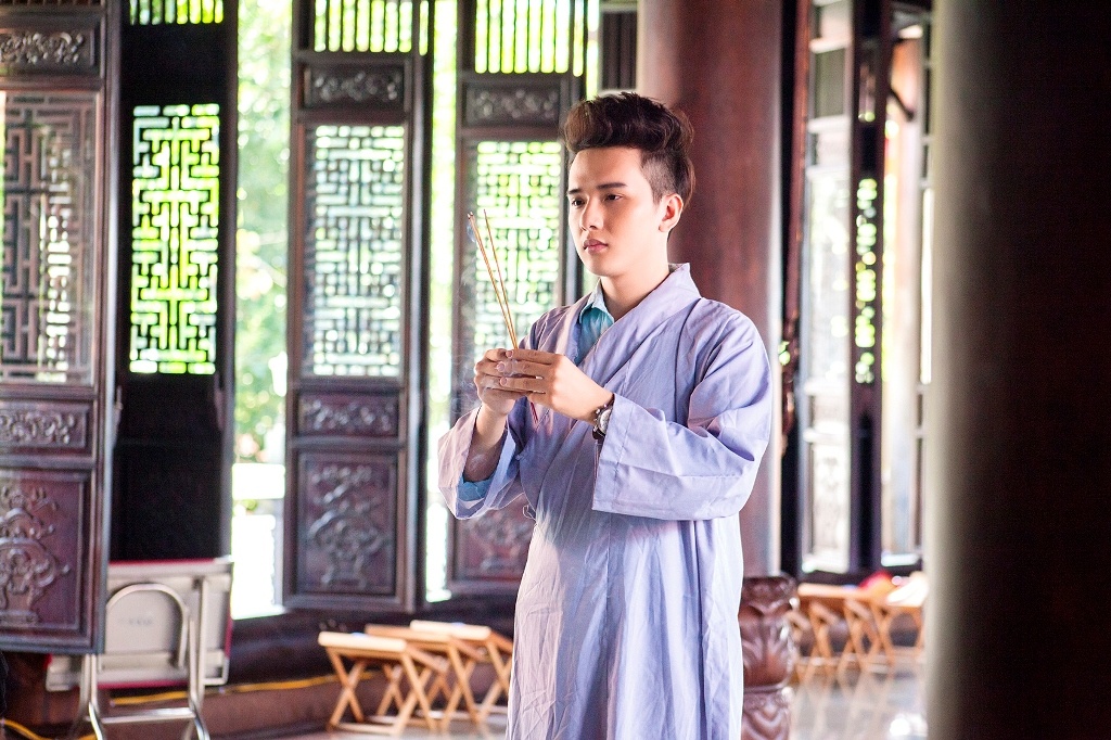 Khắc Minh tâm sự: “Gia đình vốn có truyền thống theo đạo Phật nên mấy anh chị em tôi thường cùng mẹ lên chùa. Những lúc mệt mỏi hay có chuyện buồn phiền, tôi cũng đến viếng chùa. Ở đây, tôi thấy lòng thanh tịnh, thoải mái và tìm lại được sự cân bằng. Tôi luôn cùng mẹ lên chùa vào mỗi dịp Vu Lan hằng năm, tuy nhiên năm nay tôi muốn ghi lại một số hình ảnh của hai mẹ con nhằm lưu giữ kỷ niệm. Bộ ảnh này có lẽ là những bức hình đẹp nhất đời tôi”. 