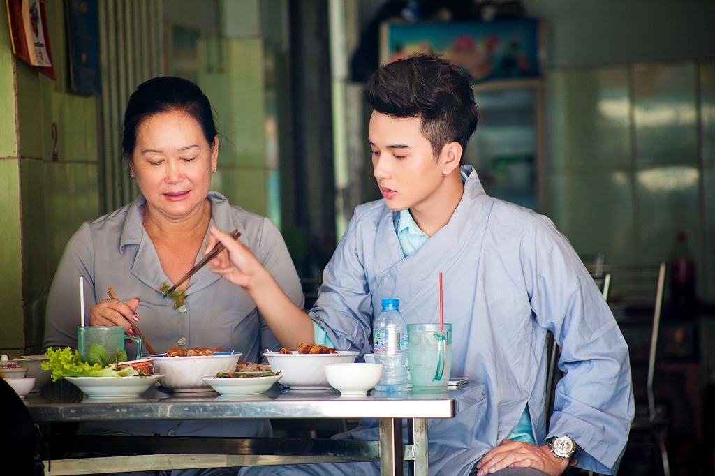 Trước khi ra về, Khắc Minh cùng mẹ còn dùng bữa cơm chay thanh đạm tại chùa...