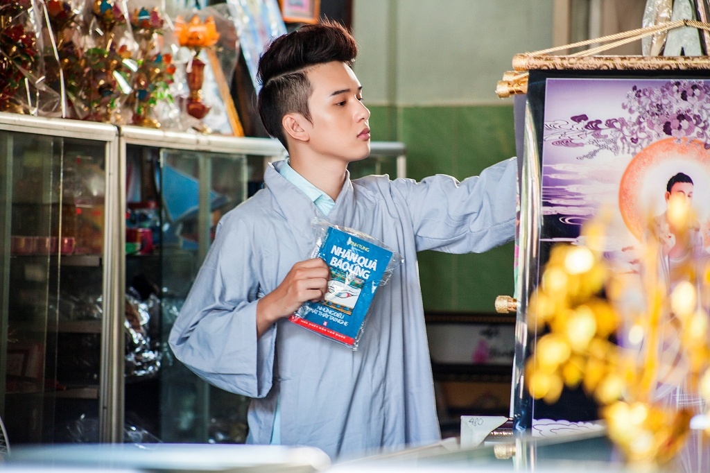 ...và ghé qua cửa hàng lưu niệm để chọn một số món đồ ý nghĩa.