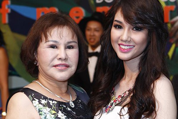 Khoanh khac my nhan Viet than thiet voi me chong hinh anh