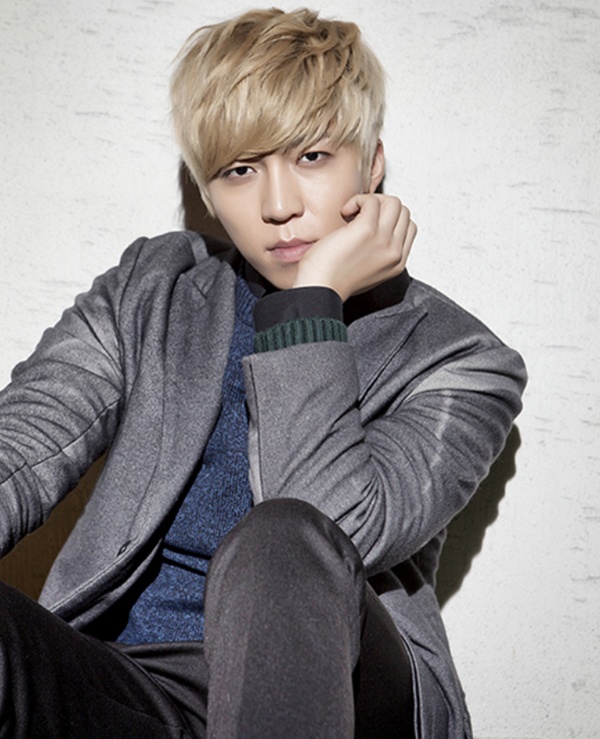 Không chỉ ca sĩ nữ mà các ca sĩ nam cũng rơi vào hoàn cảnh bị quấy rối. Thành viên Soohyun của nhóm U Kiss tiết lộ anh từng  khá sốc khi bị một fan nữ quấy rối ở sân bay. Đó là khi Soohyun cùng U Kiss trở về từ một concert ở nước ngoài, nam ca sĩ kể lại: “Có rất nhiều fan đến sân bay và tôi cảm thấy ai đó đang sờ mông mình. Tôi nghĩ một trong số các thành viên của nhóm đang trêu mình nên đã không để ý, nhưng sau đó, cánh tay đó thọc vào quần tôi. Tôi quá sốc nên quay lại và nhìn thấy một người phụ nữ trung niên đang quấy rối mình”. 