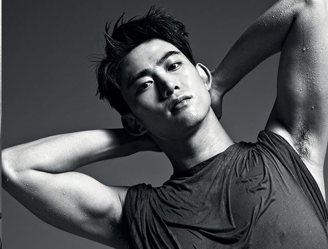 Ngoài đụng chạm vật lý, quấy rối trên mạng internet cũng gây khó chịu ghê tởm cho các ca sĩ Hàn. Đầu năm nay, nam ca sĩ Taecyeon thuộc nhóm 2PM giận dữ đệ đơn kiện 2 cư dân mạng vì hành vi quấy rối trên mạng xã hội Twitter. Cụ thể, 2 người này đã gửi những tin nhắn khiếm nhã đến nam ca sĩ điển trai.   Trước Taecyeon, Sohee (Wonder Girls), Suzy (miss A), Kyungri (Nine Muses), cũng từng là nạn nhân của những kẻ biến thái. Riêng nam ca sĩ Jaehyo thuộc nhóm Block B cũng kiên quyết kiện cư dân mạng với lý do tương tự.