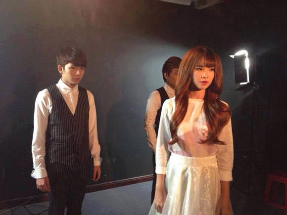 Chuyện tình buồn kết thúc bằng sự ra đi của cô gái trong MV Buông tay.