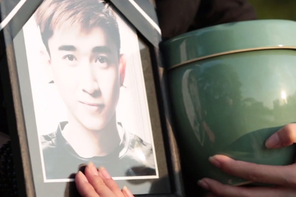 Chi Dân vào vai chàng trai tự tử vì tình yêu.