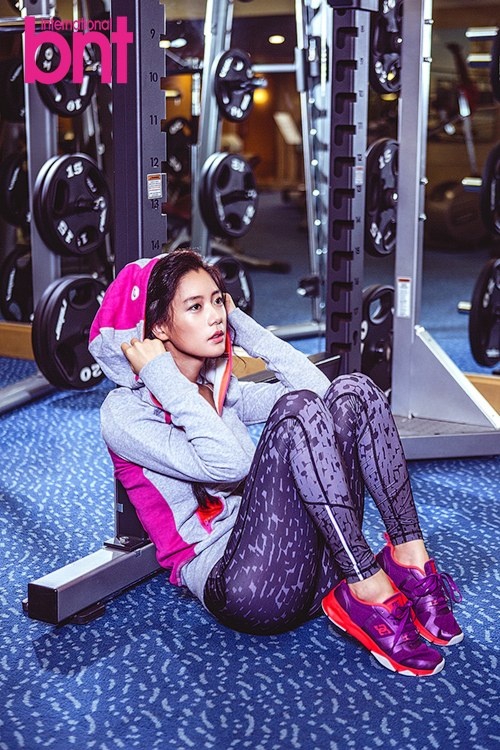 Tập luyện hàng ngày là bí quyết giúp Clara có được thân hình gợi cảm như ngày hôm nay. Nữ diễn viên 28 tuổi nổi tiếng vì vòng eo thon và vòng 3 gợi cảm. Trước đó Clara từng có thời gian học múa ballet.