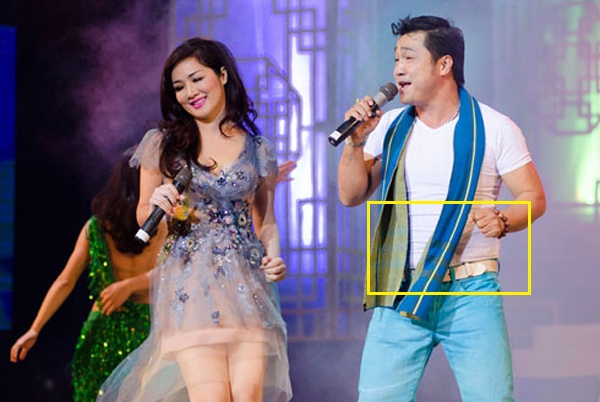 Chiếc áo thun ôm đã tố cáo thân hình phát tướng của tài tử điện ảnh Lý Hùng khi anh lên sân khấu tái hợp với người đẹp Giáng My.