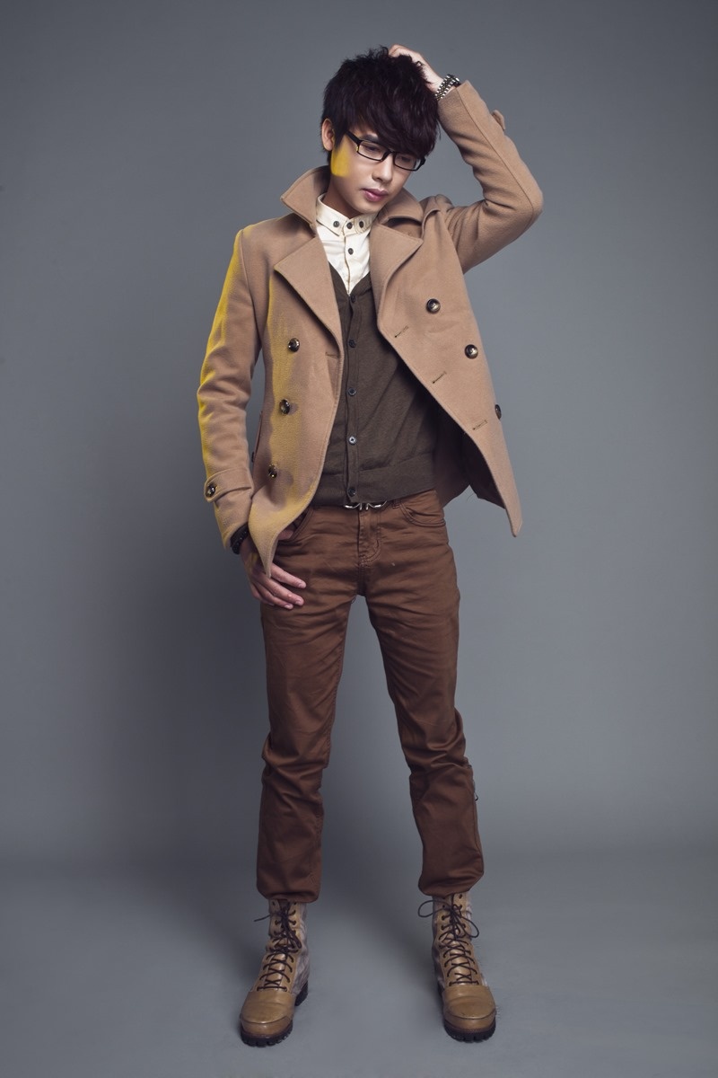  Trong bộ ảnh thực hiện sing Anh sẽ về đâu, Minh Sang tiếp tục với hình ảnh chững chạc, lịch lãm nhưng cũng khọng kém phần trẻ trung, lãng mạn. 