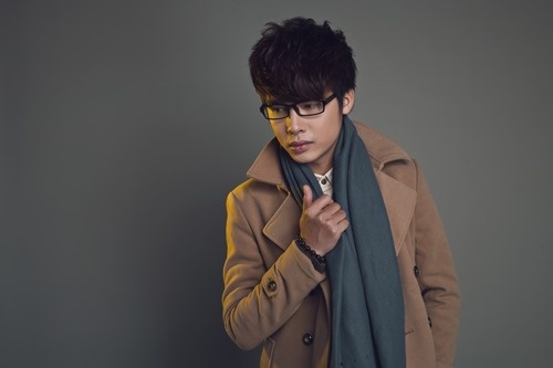 Song song với các hoạt động của nhóm Ayor, “gà cưng” của Mr. Đàm cũng đẩy mạnh khả năng hát solo của mình. Anh vừa cho ra mắt single Anh Sẽ Về Đâu sau khi nhóm dừng chân tại X-Factor.