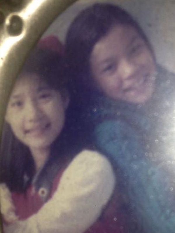 Mới đây một người bạn của Hồ Ngọc Hà vừa hé lộ bức ảnh nữ ca sĩ thời còn nhỏ, khi mới chỉ là một cô bé. Trong ảnh, giọng ca Xin hãy thứ tha khá khác biệt so với hiện tại, đặc biệt gương mặt không thon như hiện nay, chiếc mũi thời đó cũng có nét gãy nhiều hơn, đôi mắt nhỏ. 