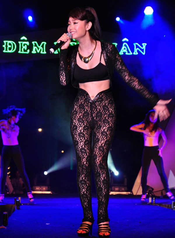 Là chương trình mang ý nghĩa từ thiện giúp người nghèo ở Quảng Bình nhưng show diễn Đêm mỹ nhân diễn ra vào tháng 8/2011 trở thành đêm nhạc tai tiếng vì để các nghệ sĩ ăn mặc phản cảm. Cụ thể, trang phục của các ca sĩ như Thu Minh, Hoàng Thùy Linh, Thủy Tiên khá gợi cảm, đặc biệt là Minh Hằng lên sân khấu với chiếc áo ngắn cùng quần ren khoe da thịt cũng như phần nhạy cảm, gây bức xúc trong dư luận. 