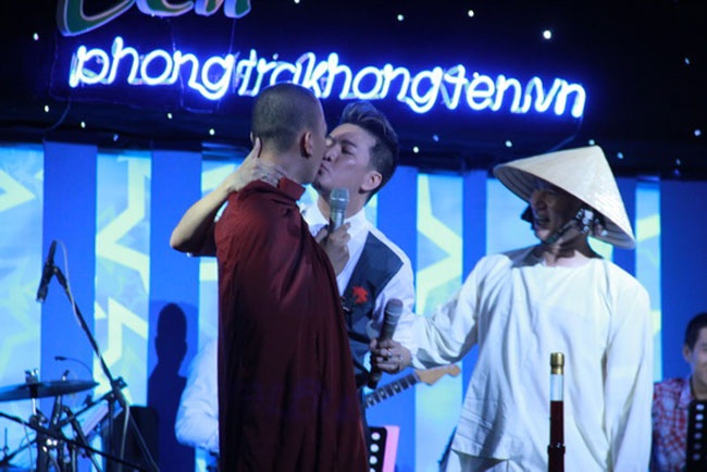 Tháng 11/2012, tại phòng trà Không Tên (TP HCM) diễn ra đêm nhạc từ thiện quyên góp tiền ủng hộ ca sĩ Wanbi Tuấn Anh phẫu thuật với sự góp mặt của nhiều ca sĩ trong đó có Đàm Vĩnh Hưng. Ngoài biểu diễn, Mr Đàm còn mang theo một chai rượu quý để bán đấu giá gây thêm quỹ cùng lời hứa hẹn sẽ dành tặng nụ hôn cho ai mua chai rượu này. Sau khi đấu giá, chai rượu thuộc về hai nhà sư với giá 55 triệu đồng. Giữ đúng lời hứa, nam ca sĩ đã hôn nhẹ lên sư thầy như một lời cảm ơn. 