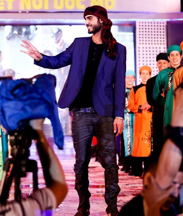 Tháng 9 năm ngoái, sự kiện âm nhạc Kết nối ước mơ gây sốt khi ban tổ chức mời người mẫu Ả Rập Omar Borkan Al Gala từng bị trục xuất – người được cư dân mạng Việt phát cuồng vì vẻ đẹp trai vào thời điểm đó, tham dự. Cùng với Omar còn có 3 anh em diễn viên gốc Việt nhà họ Lưu từng tham gia bom tấn Pacific Rim. Được quảng cáo với quy mô rầm rộ nhưng đêm nhạc có gần 3000 khán giả đến xem đã kết thúc trong sự thất vọng, nguyên nhân phần lớn do cách tổ chức của show diễn. 