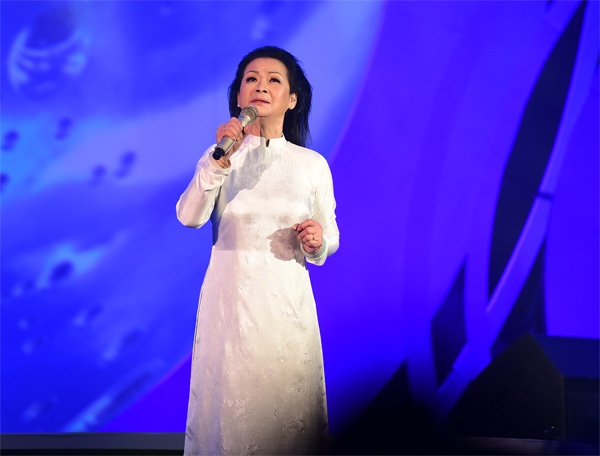 Mới đây, nữ ca sĩ kỳ cựu Khánh Ly về nước tổ chức liveshow lần 2 nhưng vướng vào vụ lùm xùm tác quyền với Trung tâm Bảo vệ Quyền tác giả Âm nhạc Việt Nam (VCPMC) mà giám đốc là nhạc sĩ Phó Đức Phương. Đỉnh điểm trong vụ việc là trước thềm đêm diễn của nữ danh ca ở Đà Nẵng, nhạc sĩ Phó Đức Phương đã lặn lội đến đây và có cuộc tranh cãi khá căng thẳng với ban tổ chức chương trình – công ty Đồng Dao, nhạc sĩ cho biết ông được các tác giả có ca khúc do Khánh Ly hát trong đêm diễn, ủy quyền để đòi tác quyền, đặc biệt là tác quyền của cố nhạc sĩ Trịnh Công Sơn. 