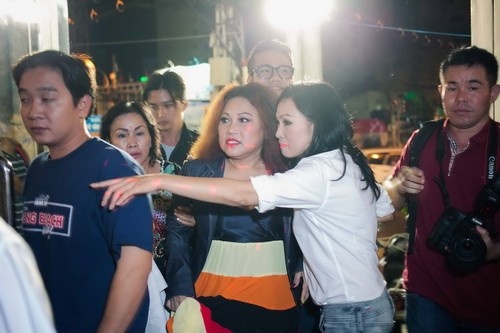 Năm ngoái, giọng ca núi rừng Tây Nguyên Siu Black vướng vào vụ vỡ nợ khiến an toàn của bản thân gặp nguy hiểm vì các chủ nợ lùng sục tìm. Đầu tháng 8/2013, giới nghệ sĩ tổ chức đêm nhạc Tình nghệ sĩ tại phòng trà Nam Quang nhằm quyên góp tài chính giúp đỡ nữ ca sĩ. Tuy nhiên khi hay tin, các chủ nợ đã kéo đến đêm nhạc và bao vây đòi nợ Siu Black khiến cô không thể xuống xe bước vào sân khấu. Phải đến khi có sự hộ tống của đội vệ sĩ và người bạn thân Phương Thanh, Siu Black mới có thể lên sân khấu an toàn. 