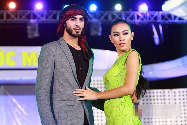 Đêm nhạc được thông báo sẽ bắt đầu vào lúc 19h nhưng phải hơn 1 tiếng đồng hồ sau đó mới diễn ra, màn trình diễn của  các ca sĩ Việt như Minh Hằng, Noo Phước Thịnh không liên quan đến tên gọi của chương trình, nhưng điểm đáng thất vọng nhất là trai đẹp Omar. Nhân vật chính xuất hiện không được “lung linh” như trong các bức ảnh, anh lên sân khấu chỉ vẻn vẹn trong 10 phút, không giao lưu hay trò chuyện với khán giả mà chỉ biểu diễn catwalk một vòng rồi chào tạm biệt khiến những người đến xem chưng hửng. Sau đêm nhạc, Omar còn bị tố vòi thêm tiền của ban tổ chức khiến ấn tượng của người hâm mộ Việt với trai đẹp bị xóa nhòa. 