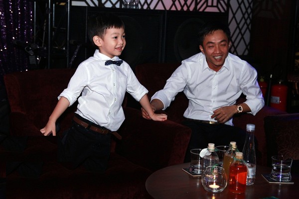 Đôi môi cong, hàng lông mi và bầu má là 2 đặc điểm giống nhau của 2 bố con. Doanh nhân phố núi khá quấn quít bên con trai mỗi khi bà xã vắng nhà vì công việc.