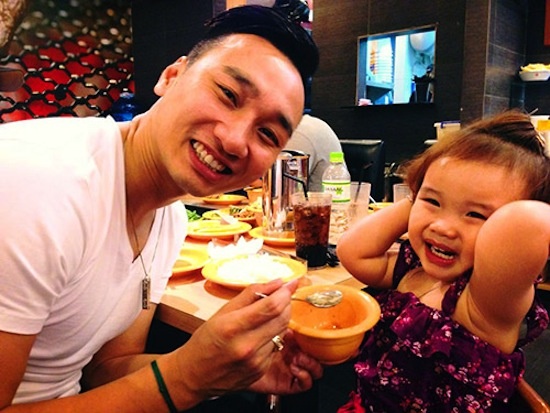 Hiện Thành Trung đang vui vẻ bên tình mới, anh vẫn thường ghé thăm con gái  Vi An hiện đang sống với mẹ ở Sài Gòn.