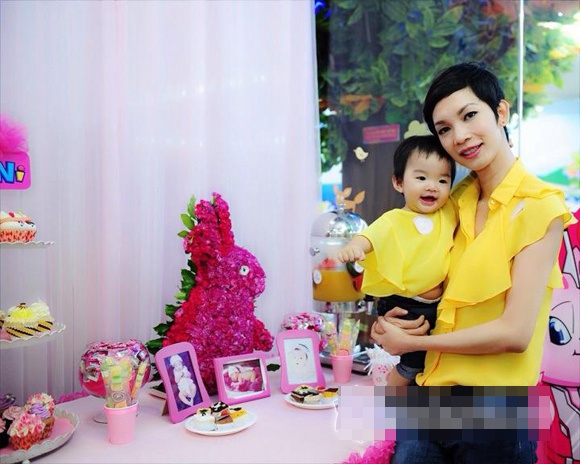 Cô bé Thỏ thừa hưởng ở mẹ hồi nhỏ gương mặt bầu bĩnh, chiếc mũi tẹt đáng yêu và khuôn miệng cười rạng rỡ. Xuân Lan thường xuyên khoe ảnh con gái trên trang cá nhân, thể hiện niềm hạnh phúc khi làm mẹ. 