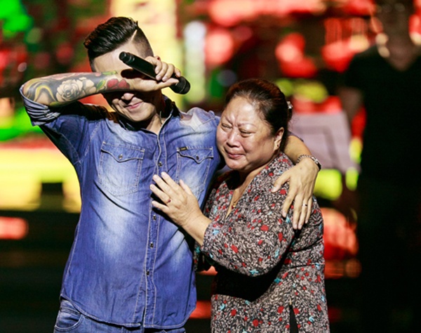 Tuấn Hưng Được biết đến là nam ca sĩ có tính cách mạnh mẽ, manly nhất nhì Vpop nhưng Tuấn Hưng cũng không thể cầm được nước mắt khi nhắc đến người phụ nữ mà anh yêu quý nhất là mẹ. 