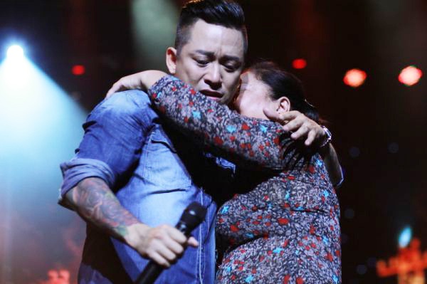 Trong liveshow Nắm lấy tay anh tổ chức hồi tháng 7 vừa qua, nam ca sĩ trở nên nhỏ bé và bật khóc trong lúc đứng bên cạnh mẹ anh trên sân khấu. Tuấn Hưng từng nhiều lần chia sẻ mẹ anh là người quan trọng nhất trong cuộc đời anh. 