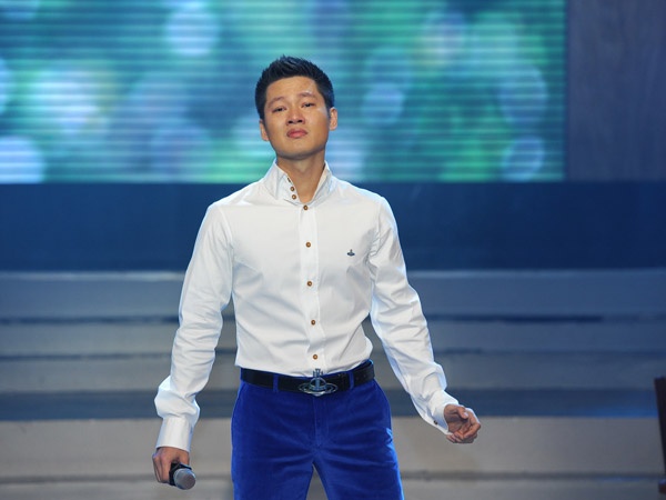 Tại chương trình Thay lời muốn nói số tháng 7 phát trực tiếp trên kênh HTV, nam ca sĩ Đức Tuấn cũng nghẹn ngào nước mắt khi thể hiện ca khúc Những ô cửa xanh. Trên trang cá nhân sau đó, nam ca sĩ đã xin lỗi vì không kìm được cảm xúc mạnh và mong khán giả thông cảm cho trái tim nhạy cảm của người nghệ sĩ.